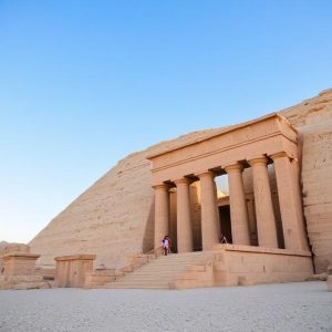 اكتشف كل ما تحتاج معرفته عن فيزا مصر للمغاربة 2024، أنواع التأشيرات، الوثائق المطلوبة، الرسوم، وطريقة التقديم من المغرب بسهولة. دليل شامل للسفر إلى مصر بدون تعقيد.